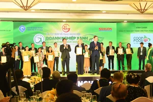 Đại diện Saigon Co.op nhận giải thưởng “Doanh nghiệp xanh 2023”