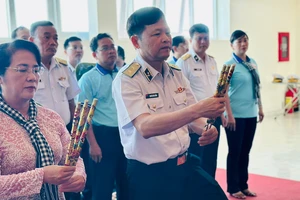 Đoàn đại biểu TPHCM dâng hương, dâng hoa Chủ tịch Hồ Chí Minh ở đảo Phú Quốc (tỉnh Kiên Giang)