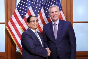 Thủ tướng Phạm Minh Chính gặp Chủ tịch Hạ viện Hoa Kỳ Kevin McCarthy. Ảnh: TTXVN