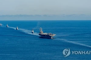  Bức ảnh tư liệu này do Hải quân Hàn Quốc cung cấp cho thấy các tàu hải quân, trong đó có tàu sân bay USS Ronald Reagan, tham gia cuộc tập trận chống tàu ngầm chung của Hàn Quốc, Mỹ và Nhật Bản ở Biển Đông vào ngày 30 -9-2022. Ảnh: Yonhap News