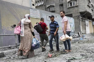 Người dân Palestine rời bỏ nhà cửa ở Dải Gaza ngày 9-10-2023, sau khi xung đột giữa lực lượng Hamas và Israel leo thang