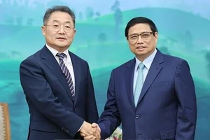Thủ tướng Phạm Minh Chính tiếp ông Jongrip Ji, Phó Chủ tịch, Tổng Giám đốc toàn cầu Tập đoàn công nghệ Amkor. Ảnh: TTXVN