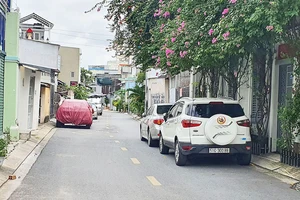 Xe ô tô đậu cả 2 chiều đường trên hẻm Cống Hộp, phường 1, quận Bình Thạnh, TPHCM
