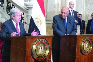 Tổng Thư ký Liên hợp quốc Antonio Guterres (trái) và Ngoại trưởng Ai Cập Sameh Shoukry 