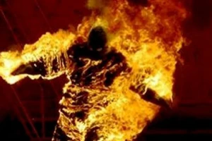 Tây Ninh: Nghi án chồng xịt xăng vào người vợ rồi châm lửa đốt 