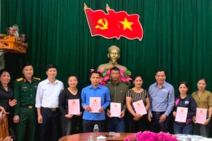 Bí thư Huyện ủy Đức Thọ Nguyễn Thành Đồng và lãnh đạo địa phương trao giấy chứng nhận quyền sử dụng đất cho các hộ dân vạn chài thôn Tiền Phong