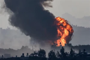 Khói lửa bốc lên tại Dải Gaza sau vụ oanh tạc của Israel ngày 8-11