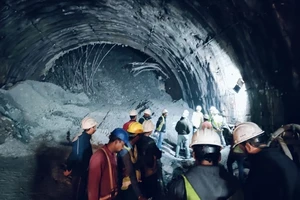Hiện trường vụ sập đường hầm ở bang Uttarakhand, miền bắc Ấn Độ, ngày 12-11. Ảnh: Indian Express
