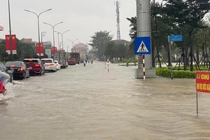 Quốc lộ 1A qua thị trấn Nghèn (huyện Can Lộc, tỉnh Hà Tĩnh) bị ngập cục bộ, các phương tiện lưu thông gặp khó khăn.