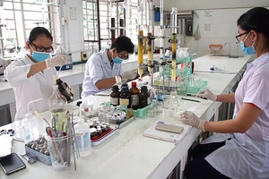 Sinh viên Trườ ng ĐH Sài Gòn nghiên cứu hóa học tạo vi sinh góp phần bảo vệ môi trường. Ảnh: HOÀNG HÙNG