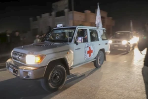Xe của Hội Chữ thập Đỏ Quốc tế chuyển các con tin được trả tự do tới cửa khẩu Rafah, phía nam Dải Gaza, ngày 24-11-2023. Ảnh: THX