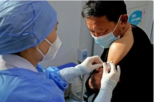Nhân viên y tế tiêm vaccine ngừa bệnh cúm cho người dân tại tỉnh Giang Tô, Trung Quốc
