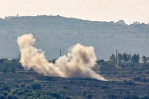 Khói bốc lên sau cuộc không kích của Israel xuống thị trấn Tair Harfa, miền Nam Liban nhằm trả đũa các vụ tấn công của phong trào Hezbollah, ngày 2-12-2023. Ảnh: TTXVN