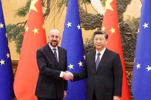 Chủ tịch Hội đồng châu Âu Charles Michel (trái) và Chủ tịch Trung Quốc Tập Cận Bình trong cuộc gặp năm 2022. Ảnh: REUTERS