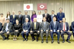 Lãnh đạo tỉnh Bình Dương chụp ảnh lưu niệm cùng lãnh đạo tỉnh Yamaguchi (Nhật Bản), tháng 6-2023