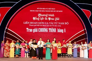 Chủ tịch UBND TPHCM Phan Văn Mãi tặng bằng khen cho các cá nhân
