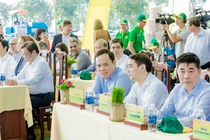 Phó Thủ tướng Trần Lưu Quang dự Lễ Phát động, ngồi kế là ông Nghiêm Xuân Thành, Bí thư Tỉnh ủy Hậu Giang, và ông Cao Đức Phát, Chủ tịch Viện Nghiên cứu Lúa gạo quốc tế IRRI, nguyên Bộ trưởng Bộ NN&PTNT