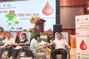 CNVC-LĐ EVNHCMC tham gia hiến máu tình nguyện