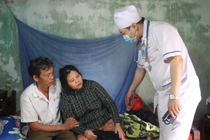 Bác sĩ đến tận nhà để hỗ trợ, thăm khám cho bà Phạm Thị Lan (mẹ của em Phan Thị Ca)