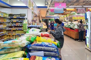 Gạo được bán giá bình ổn tại siêu thị Co.opmart