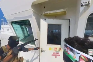 Ảnh cắt từ một video ghi lại cảnh các tay súng Houthi tấn công tàu hàng Galaxy Leader ở Biển Đỏ ngày 20-11. Ảnh: Getty Images 