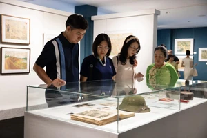 Khách tham quan triển lãm “Hồi ký chiến trường qua tranh họa sĩ Nguyễn Hiêm” tại Bảo tàng Nghệ thuật Quang San. Ảnh: THIÊN THANH