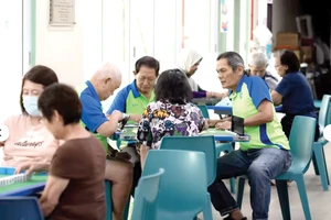 Người cao tuổi tham gia hoạt động cộng đồng tại một Trung tâm Cao niên tích cực Lions Befrienders, Singapore. Ảnh: TODAY ONLINE