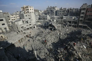 Cảnh hoang tàn sau khi Israel tấn công vào trại tị nạn Bureij ở thành phố Gaza ngày 2-11-2023