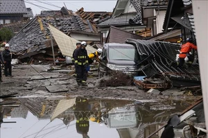 Lực lượng cứu hộ tìm kiếm nạn nhân mắc kẹt trong đống đổ nát sau trận động đất tại Suzu, tỉnh Ishikawa, ngày 3-1-2024. Ảnh: Kyodo