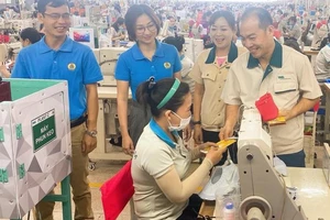 Hỗ trợ chăm lo Tết cho người lao động tại một doanh nghiệp dệt may ở tỉnh Đồng Nai