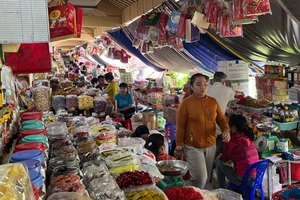 Hàng hóa tấp nập về các chợ truyền thống