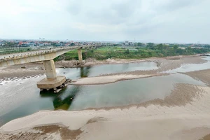 Nơi cạn trơ đáy là hạ lưu sông Đà đoạn qua huyện Thanh Thủy (Phú Thọ). Ảnh: HỒ HẠNH