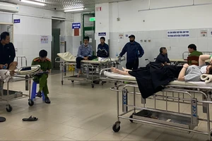 Khẩn trương cấp cứu các nạn nhân trong vụ xe khách lao xuống vực trên cao tốc La Sơn - Túy Loan