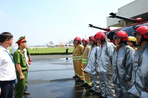 Đoàn kiểm tra tại Đội Cứu hỏa khẩn nguy nằm trong Cảng hàng không quốc tế Tân Sơn Nhất. Ảnh: A.THÁM 