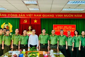 Phó Bí thư Thành ủy TPHCM Nguyễn Phước Lộc thăm hỏi, động viên cán bộ chiến sĩ Phòng An ninh nội địa. Ảnh: CHÍ THẠCH