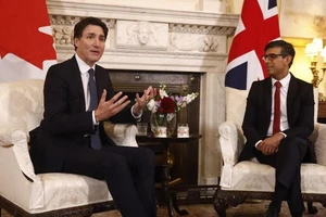 Thủ tướng Canada Justin Trudeau (trái) và Thủ tướng Anh Rishi Sunak (phải) tại cuộc gặp ở London, Anh, ngày 6/5/2023. Ảnh: AFP/TTXVN