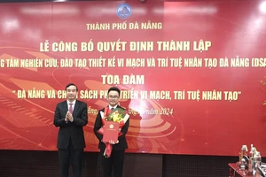 Chủ tịch UBND TP Đà Nẵng Lê Trung Chinh trao quyết định thành lập Trung tâm Nghiên cứu, đào tạo thiết kế vi mạch và trí tuệ nhân tạo