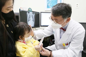 Bác sĩ thăm khám cho bệnh nhi tại một bệnh viện ở Hàn Quốc