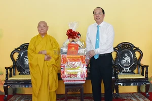 Đồng chí Nguyễn Hồ Hải tặng quà Hòa thượng Thích Thiện Nhơn