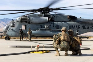 Binh sĩ Mỹ đứng cạnh chiếc trực thăng CH-53E Super Stallion. Nguồn: Thủy quân lục chiến Mỹ