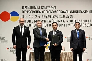 Thủ tướng Ukraine Denys Shmyhal (trái) bắt tay Thủ tướng Nhật Bản Fumio Kishida trong Hội nghị Nhật Bản - Ukraine về thúc đẩy tăng trưởng kinh tế và tái thiết ngày 19-2. Ảnh: Seattle Times