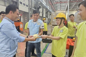 Niềm vui của công nhân lao động Công ty TNHH Điện tử Samsung HCMC CE Complex lúc được nhận lì xì khi trở lại công việc sau tết
