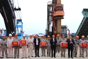 Lãnh đạo tỉnh Thanh Hóa tặng quà động viên các đơn vị thi công tuyến đường nối cao tốc Bắc - Nam, quốc lộ 1A với cảng Nghi Sơn 