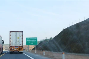 Đường hẹp, phương tiện vượt nhau trên cao tốc Cam Lộ - La Sơn dễ gây tai nạn