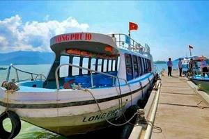 Công ty CP Du lịch Long Phú chờ hướng dẫn các thủ tục để thuê vùng đất có mặt nước biển tại đảo Hoa Lan và Hòn Lao
