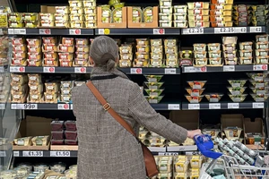 Người dân mua sắm tại siêu thị ở London (Anh). Ảnh: AFP/TTXVN