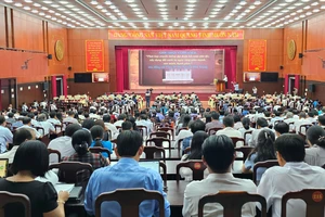 Đông đảo cán bộ, đảng viên tỉnh Sóc Trăng có mặt tại điểm cầu Trung tâm Hội nghị tỉnh Sóc Trăng để học tập sách của Tổng Bí thư Nguyễn Phú Trọng