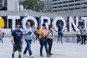 Người dân di chuyển trên đường phố tại Toronto, Ontario, Canada, ngày 16-6-2023. Ảnh: THX