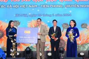 Đại diện Tập đoàn T&T Group trao ủng hộ Trung tâm Công tác xã hội và Quỹ Bảo trợ trẻ em TP Hà Nội 2 tỷ đồng