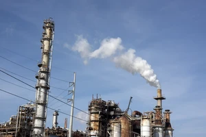 Khí thải bốc lên từ một nhà máy lọc dầu ở Houston, Texas, Mỹ